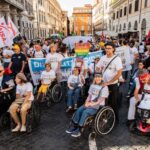 Manifestanti in corteo al Disability Pride Italia di Roma