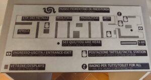 Tavolo con mappa segnalata anche in Braille