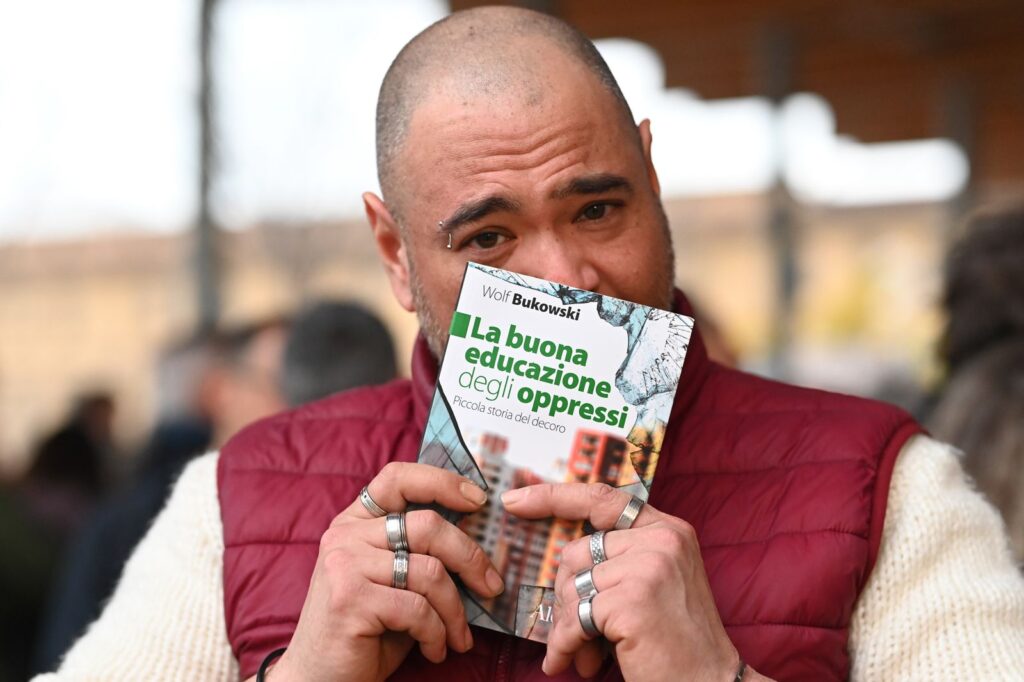Marco mostra il libro "La buona educazione degli oppressi"