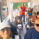 pulmino trasporto disabili con manifestanti