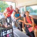 pulmino trasporto disabili con manifestanti
